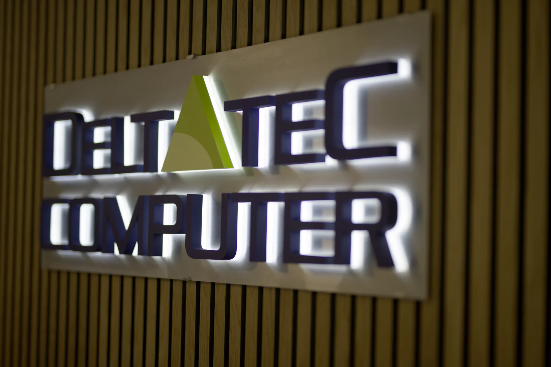 Beleuchtetes Deltatec-Computer-Firmenschild am Standort