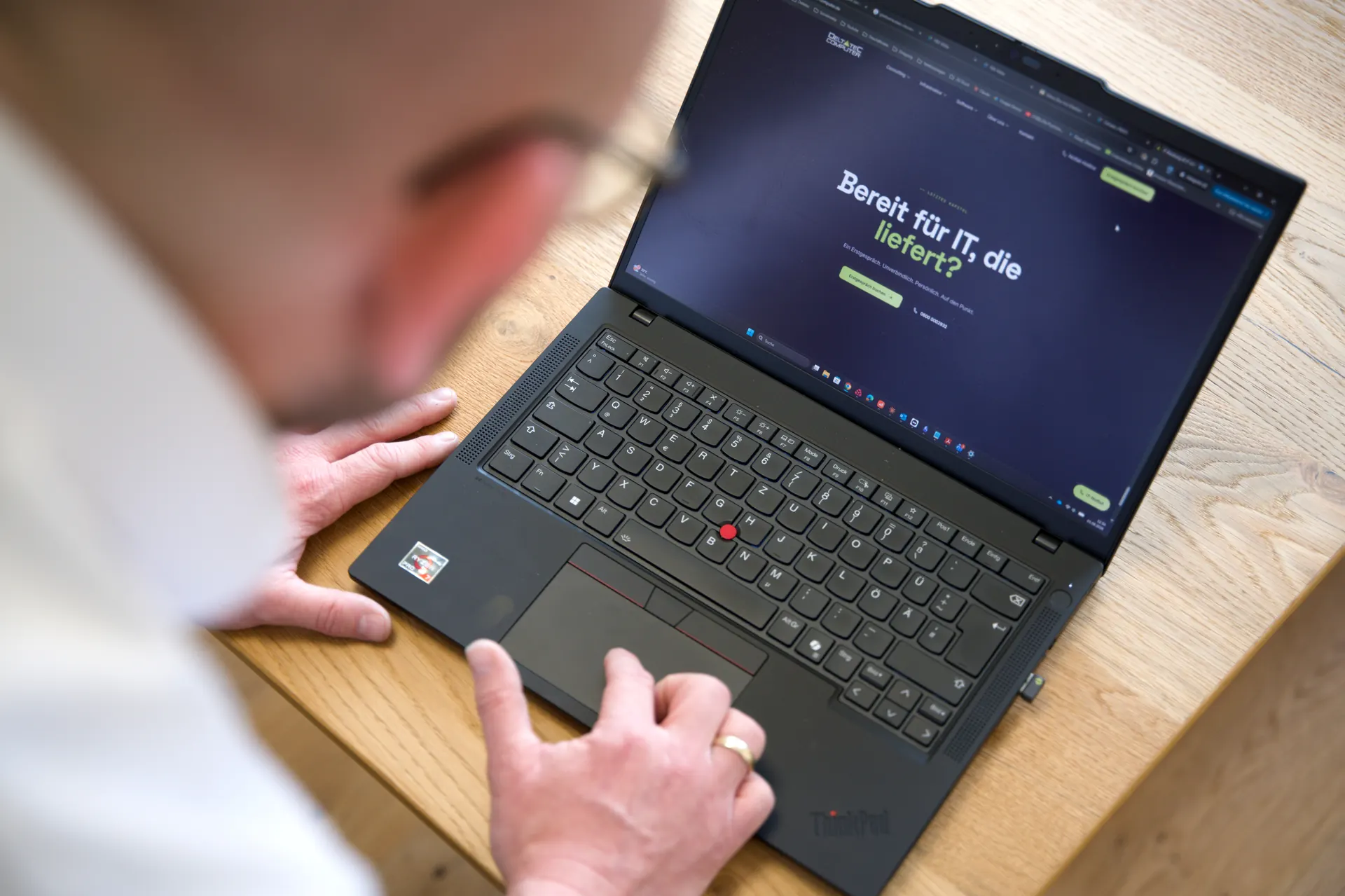 Die Deltatec-Website auf einem Laptop