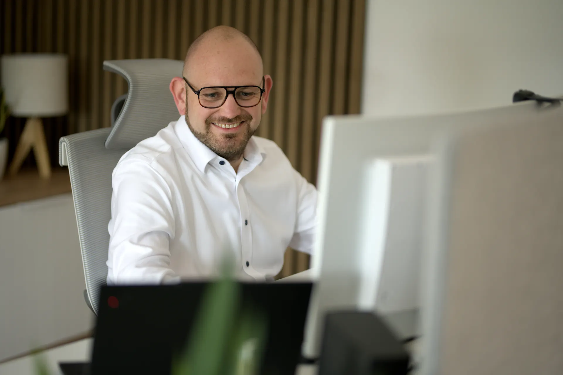 Deltatec-Mitarbeiter am Arbeitsplatz