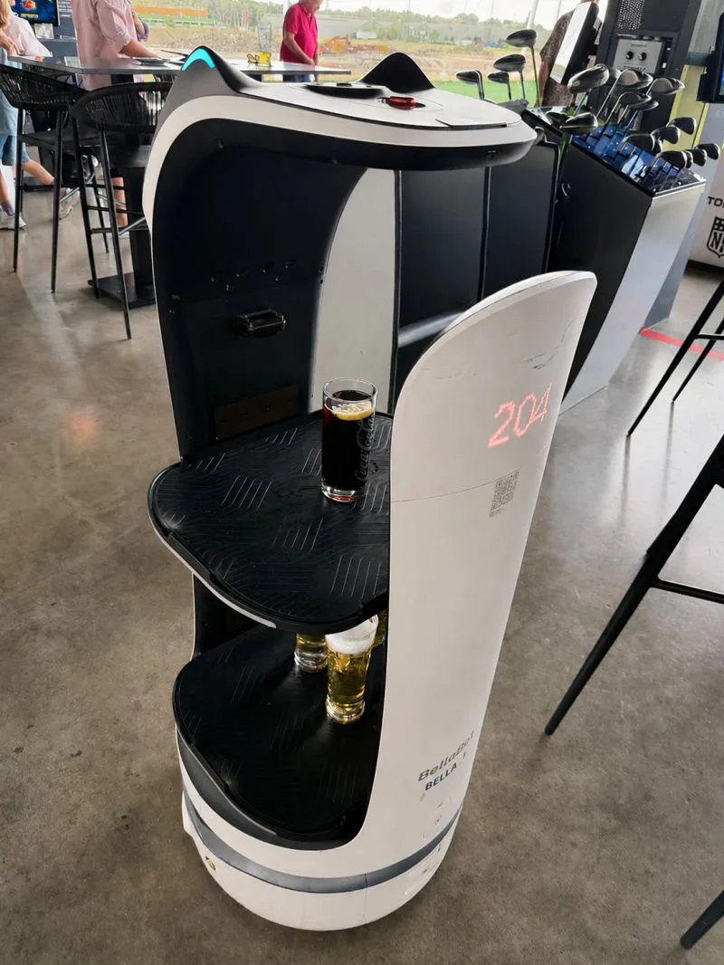 BellaBot Serviceroboter transportiert Getränke in einem Gastronomiebetrieb